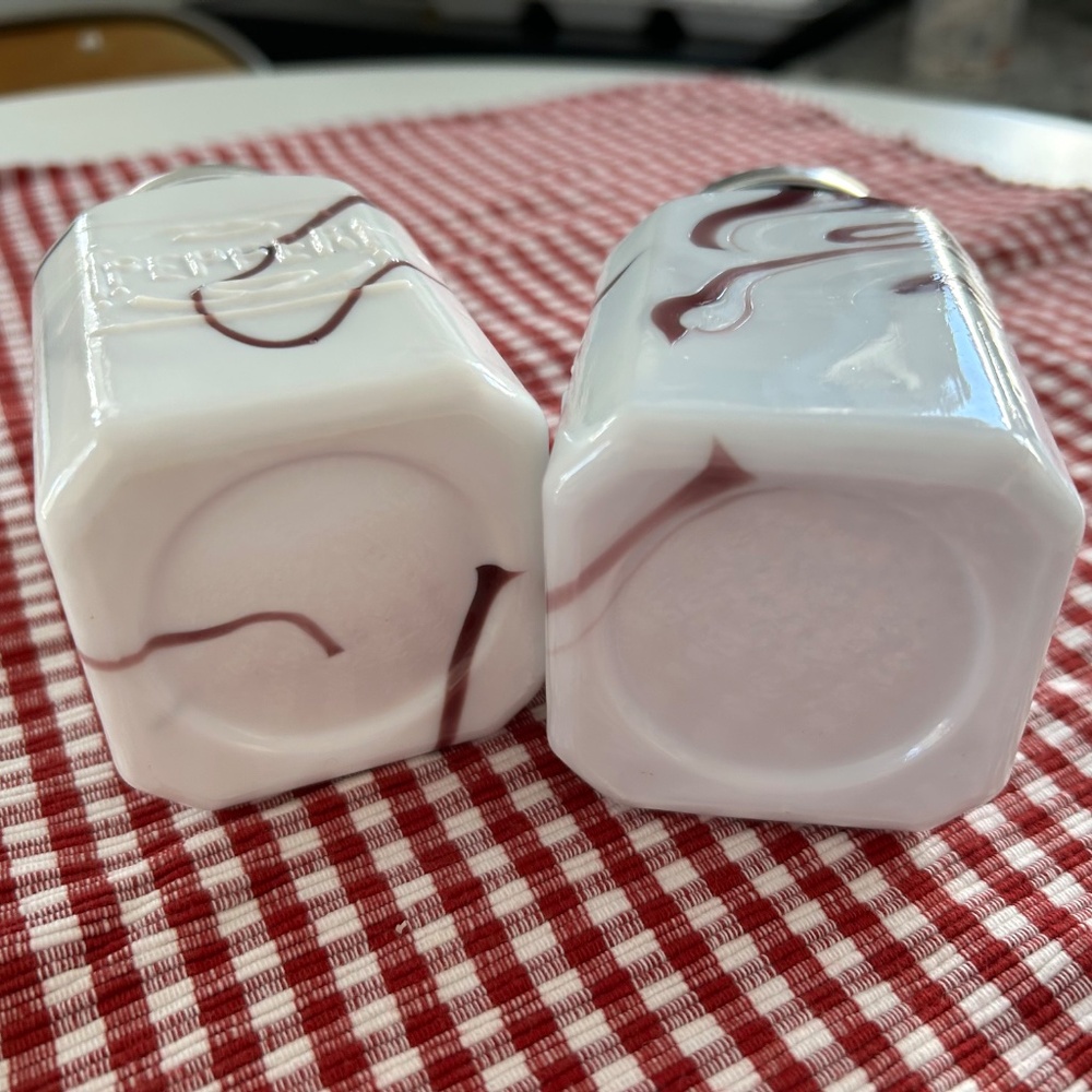 Retro New Salt & Pepper Range Top Shakers Slag Glass Style White w Wine Swirls - Picture 4 of 4